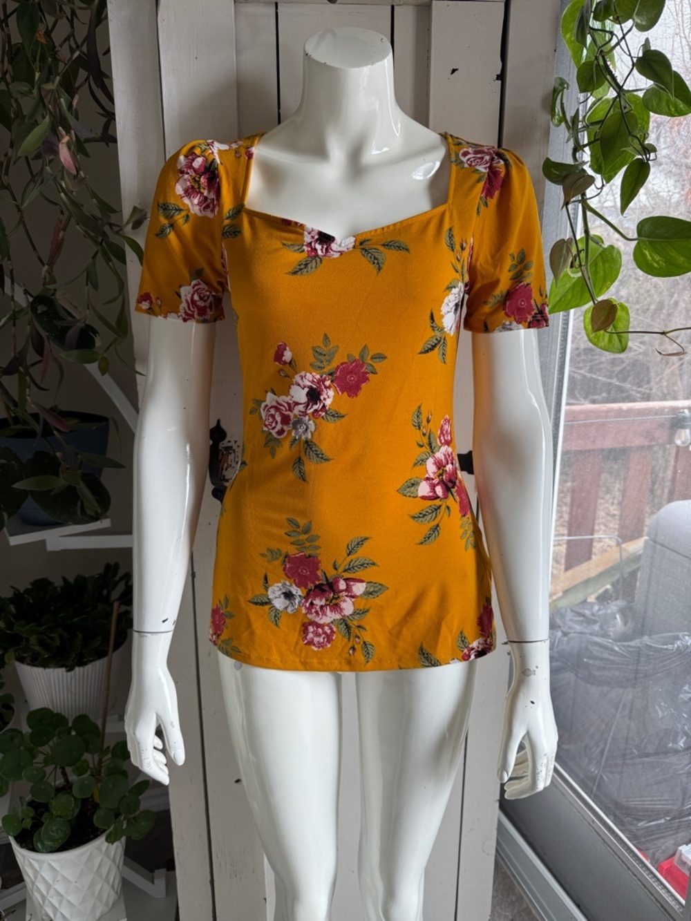 🍄Suzy Shier Mustard Floral Square sweetheart-Neck Women’s Top NWOT